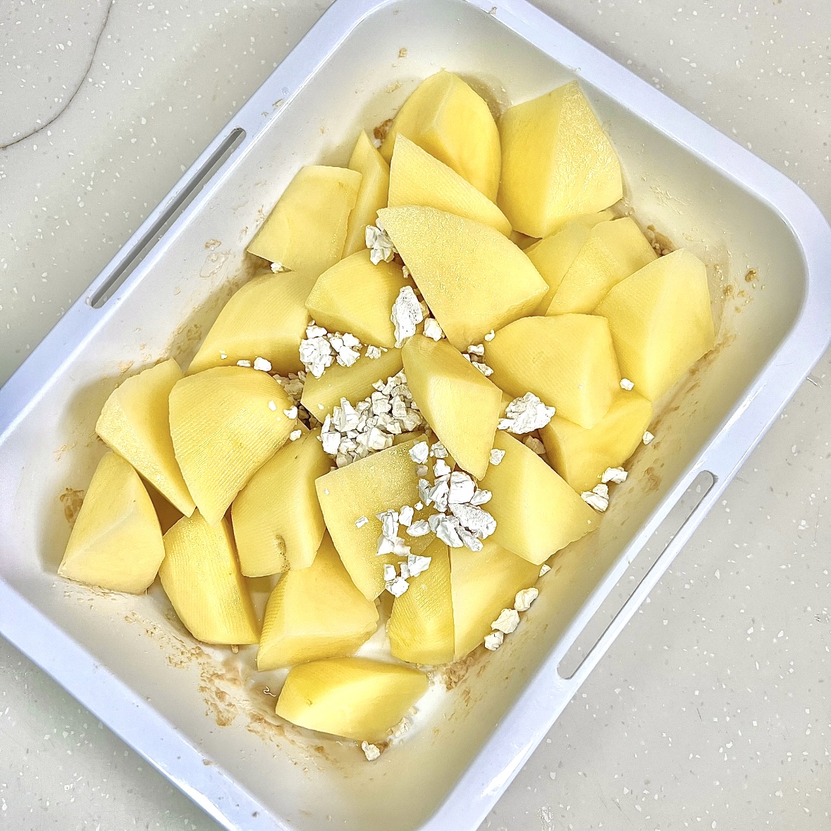 Marinate pork with egg and salt