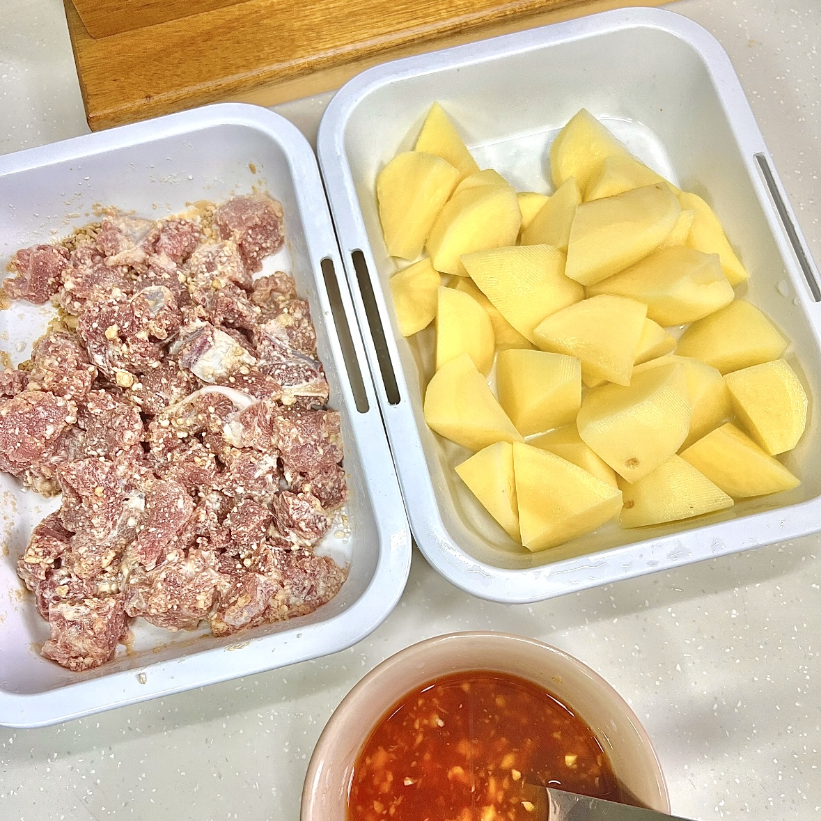 Coating pork with cornstarch